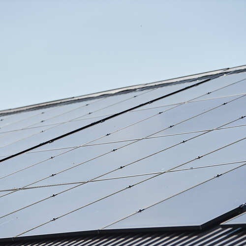 Solcellepanel låve