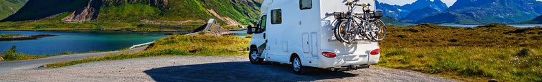Caravan parkert ved veien i Nord-Norge