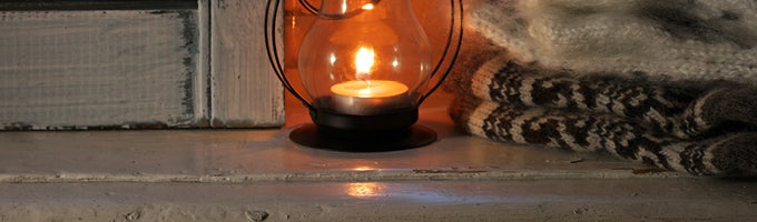 lampe med telys i vinduskarm