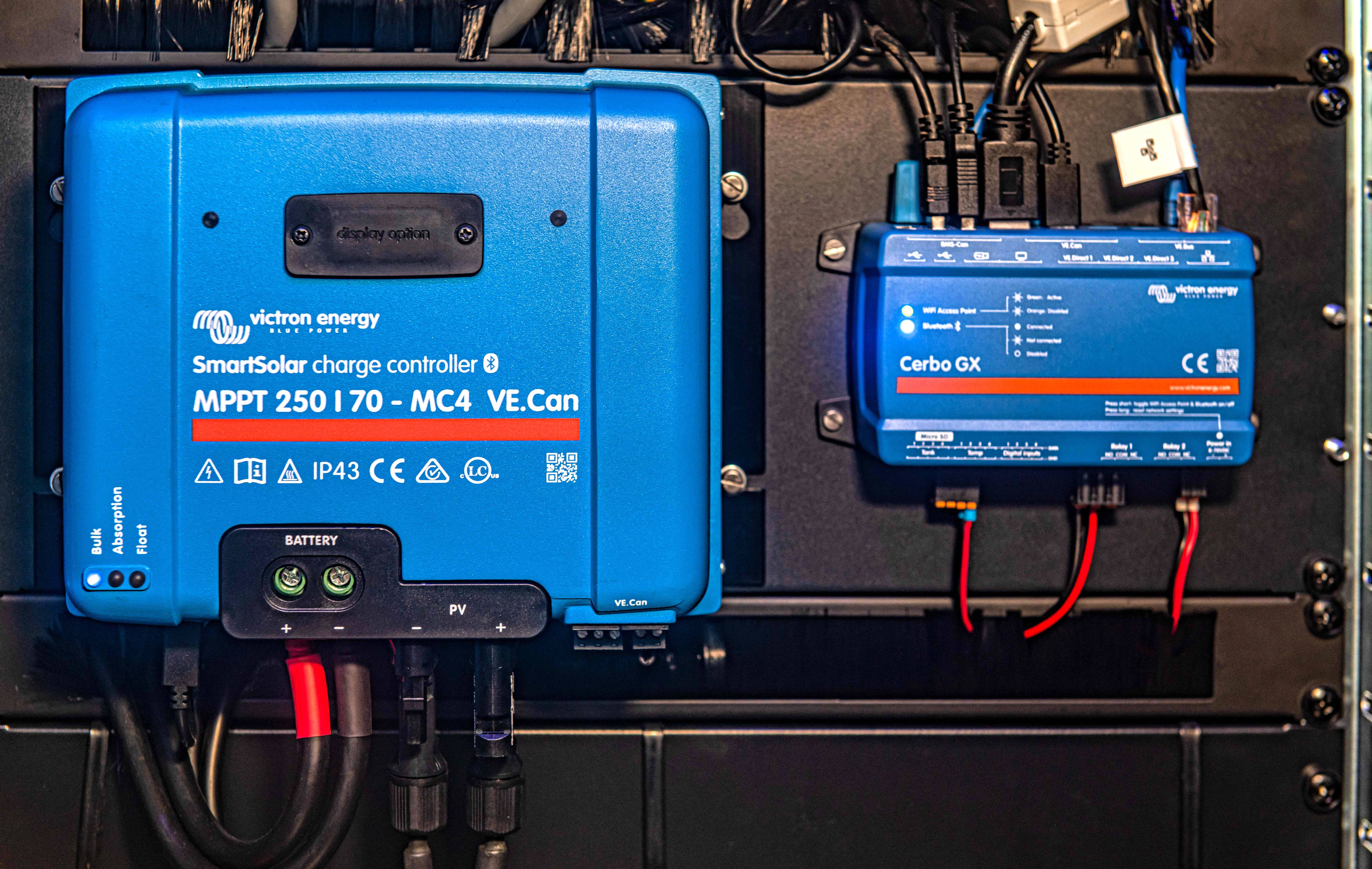 Cerbo_GX-SmartSolar_mppt_redigert-min.jpg